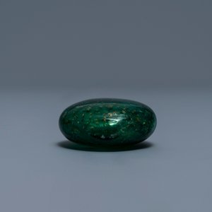 A rare Chinese biotite-sandwiched green glass snuff bottle, Imperial Glassworks, Beijing, 1720-1840 — photo 4