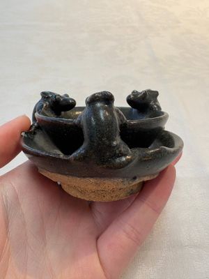 A rare Chinese black-glazed two-tier oil lamp with three rats, Ming — foto 1