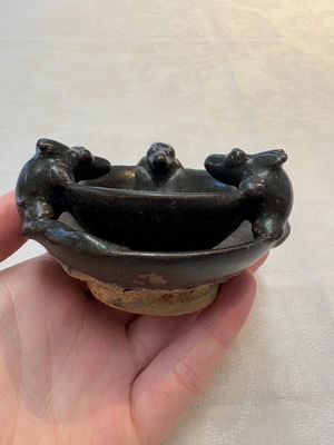 A rare Chinese black-glazed two-tier oil lamp with three rats, Ming — foto 2
