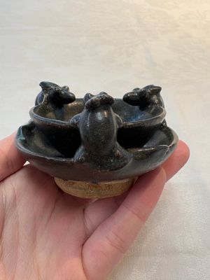 A rare Chinese black-glazed two-tier oil lamp with three rats, Ming — foto 3