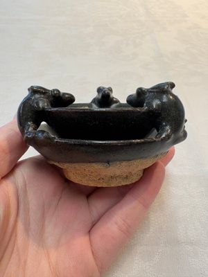 A rare Chinese black-glazed two-tier oil lamp with three rats, Ming — foto 6