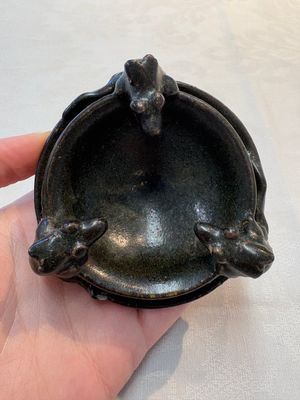 A rare Chinese black-glazed two-tier oil lamp with three rats, Ming — foto 7