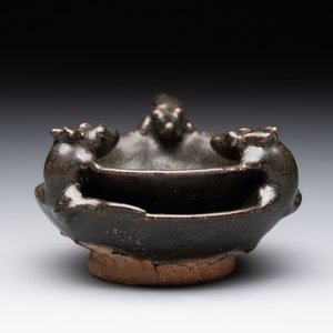 A rare Chinese black-glazed two-tier oil lamp with three rats, Ming — foto 1