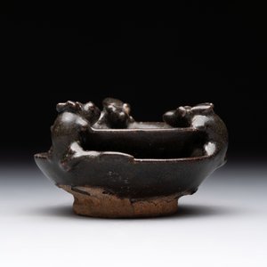 A rare Chinese black-glazed two-tier oil lamp with three rats, Ming — foto 2
