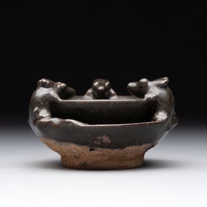 A rare Chinese black-glazed two-tier oil lamp with three rats, Ming — foto 3