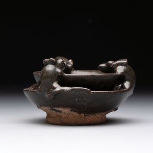 A rare Chinese black-glazed two-tier oil lamp with three rats, Ming — foto 4