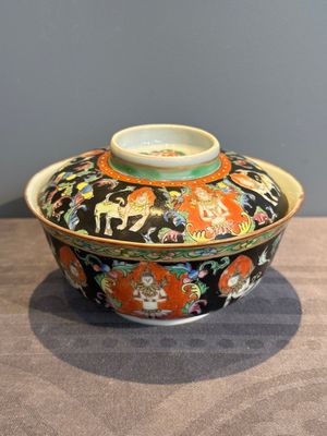 A rare Chinese black-ground Bencharong 'Thepphanom' bowl and cover for the Thai market, He Yaoji 何耀記 mark, 19th C. — photo 1