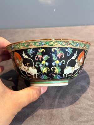 A rare Chinese black-ground Bencharong 'Thepphanom' bowl and cover for the Thai market, He Yaoji 何耀記 mark, 19th C. — photo 11
