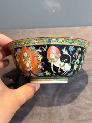 A rare Chinese black-ground Bencharong 'Thepphanom' bowl and cover for the Thai market, He Yaoji 何耀記 mark, 19th C. — photo 12