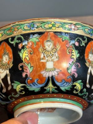 A rare Chinese black-ground Bencharong 'Thepphanom' bowl and cover for the Thai market, He Yaoji 何耀記 mark, 19th C. — photo 13