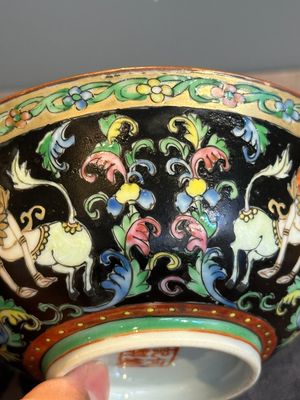 A rare Chinese black-ground Bencharong 'Thepphanom' bowl and cover for the Thai market, He Yaoji 何耀記 mark, 19th C. — photo 15