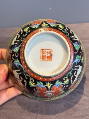 A rare Chinese black-ground Bencharong 'Thepphanom' bowl and cover for the Thai market, He Yaoji 何耀記 mark, 19th C. — photo 17