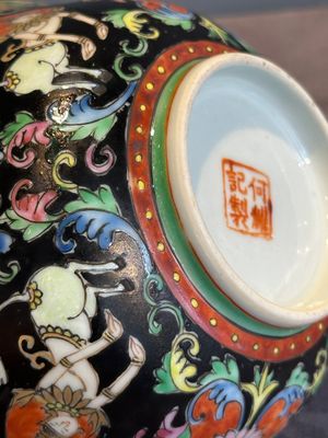 A rare Chinese black-ground Bencharong 'Thepphanom' bowl and cover for the Thai market, He Yaoji 何耀記 mark, 19th C. — photo 18