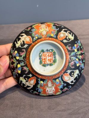 A rare Chinese black-ground Bencharong 'Thepphanom' bowl and cover for the Thai market, He Yaoji 何耀記 mark, 19th C. — photo 2