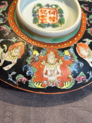 A rare Chinese black-ground Bencharong 'Thepphanom' bowl and cover for the Thai market, He Yaoji 何耀記 mark, 19th C. — photo 4