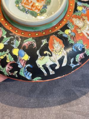 A rare Chinese black-ground Bencharong 'Thepphanom' bowl and cover for the Thai market, He Yaoji 何耀記 mark, 19th C. — photo 5