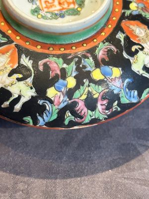 A rare Chinese black-ground Bencharong 'Thepphanom' bowl and cover for the Thai market, He Yaoji 何耀記 mark, 19th C. — photo 6