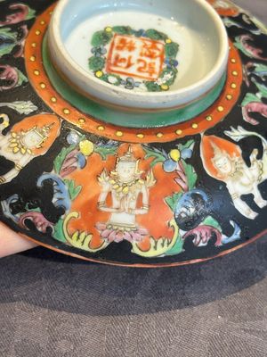 A rare Chinese black-ground Bencharong 'Thepphanom' bowl and cover for the Thai market, He Yaoji 何耀記 mark, 19th C. — photo 7
