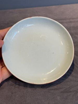 A rare Chinese black-ground Bencharong 'Thepphanom' bowl and cover for the Thai market, He Yaoji 何耀記 mark, 19th C. — photo 8