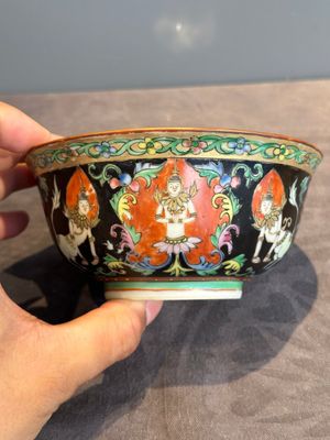 A rare Chinese black-ground Bencharong 'Thepphanom' bowl and cover for the Thai market, He Yaoji 何耀記 mark, 19th C. — photo 9