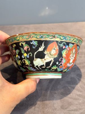 A rare Chinese black-ground Bencharong 'Thepphanom' bowl and cover for the Thai market, He Yaoji 何耀記 mark, 19th C. — photo 10