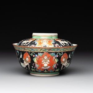 A rare Chinese black-ground Bencharong 'Thepphanom' bowl and cover for the Thai market, He Yaoji 何耀記 mark, 19th C. — photo 1