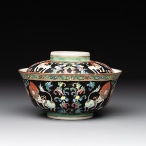 A rare Chinese black-ground Bencharong 'Thepphanom' bowl and cover for the Thai market, He Yaoji 何耀記 mark, 19th C. — photo 2