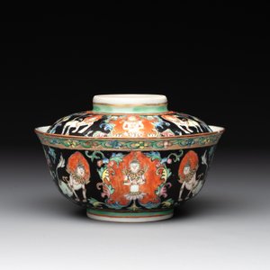 A rare Chinese black-ground Bencharong 'Thepphanom' bowl and cover for the Thai market, He Yaoji 何耀記 mark, 19th C. — photo 3
