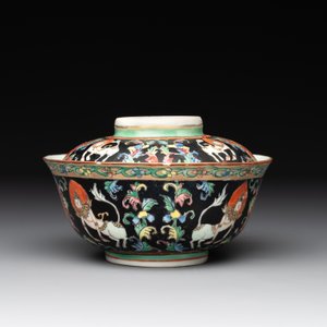 A rare Chinese black-ground Bencharong 'Thepphanom' bowl and cover for the Thai market, He Yaoji 何耀記 mark, 19th C. — photo 4