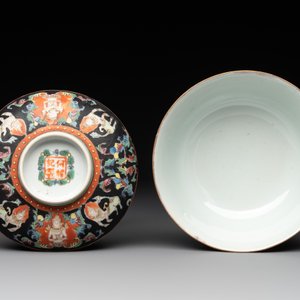 A rare Chinese black-ground Bencharong 'Thepphanom' bowl and cover for the Thai market, He Yaoji 何耀記 mark, 19th C. — photo 5