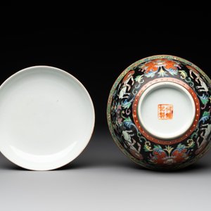 A rare Chinese black-ground Bencharong 'Thepphanom' bowl and cover for the Thai market, He Yaoji 何耀記 mark, 19th C. — photo 6