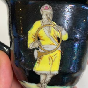 A rare Chinese black-ground enamelled ewer with Ottoman musicians, Qianlong — 照片 17