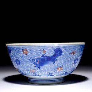 A rare Chinese blue and underglaze red bowl with carps and marine animals, Kangxi mark and of the period — photo 5