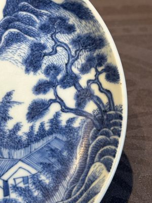 A rare Chinese blue and white 'Bleu de Hue' plate for the Vietnamese market, Chí Viễn 致遠 seal mark, 19th C. — photo 5