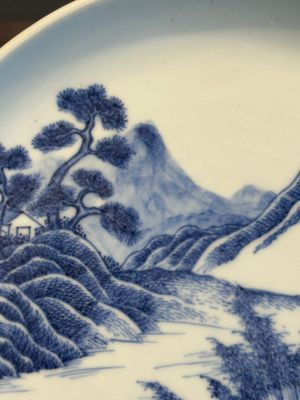 A rare Chinese blue and white 'Bleu de Hue' plate for the Vietnamese market, Chí Viễn 致遠 seal mark, 19th C. — photo 7