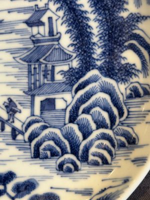 A rare Chinese blue and white 'Bleu de Hue' plate for the Vietnamese market, Nhat 日 mark for the Tu Duc emperor, 1848-1883 — foto 3