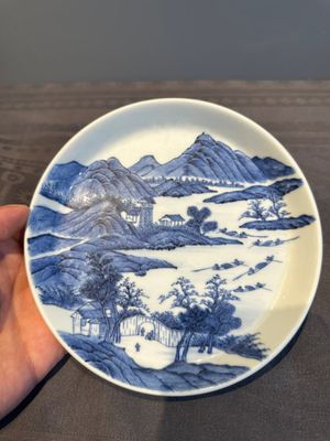 A rare Chinese blue and white 'Bleu de Hue' plate for the Vietnamese market, Quốc bửu vô hà 國寶無暇 seal mark, 19th C. — photo 1