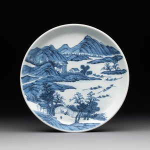 A rare Chinese blue and white 'Bleu de Hue' plate for the Vietnamese market, Quốc bửu vô hà 國寶無暇 seal mark, 19th C. — photo 1