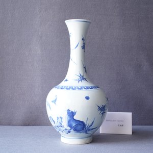 A rare Chinese blue and white bottle vase with a cat and a butterfly, Transitional period — 照片 8