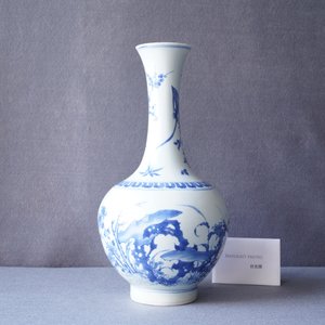 A rare Chinese blue and white bottle vase with a cat and a butterfly, Transitional period — 照片 9