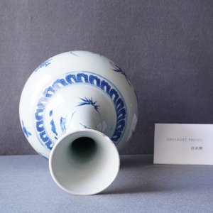 A rare Chinese blue and white bottle vase with a tiger and two butterflies, Transitional period — photo 11
