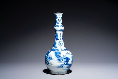 A rare Chinese blue and white bottle vase with narrative design, Transitional period — foto 4