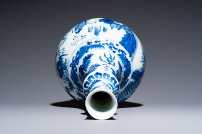 A rare Chinese blue and white bottle vase with narrative design, Transitional period — foto 5