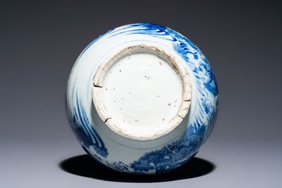 A rare Chinese blue and white bottle vase with narrative design, Transitional period — foto 6