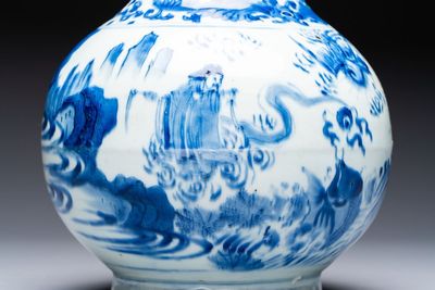 A rare Chinese blue and white bottle vase with narrative design, Transitional period — foto 7