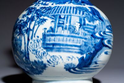 A rare Chinese blue and white bottle vase with narrative design, Transitional period — foto 8