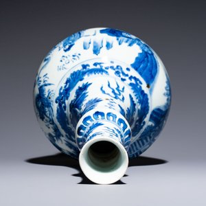 A rare Chinese blue and white bottle vase with narrative design, Transitional period — foto 5