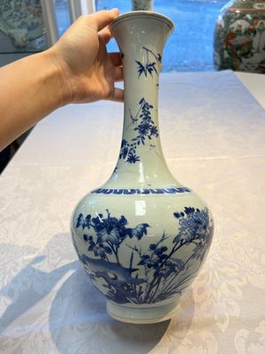 A rare Chinese blue and white 'Cat and Butterfly 耄耋' bottle vase, Transitional period — photo 1