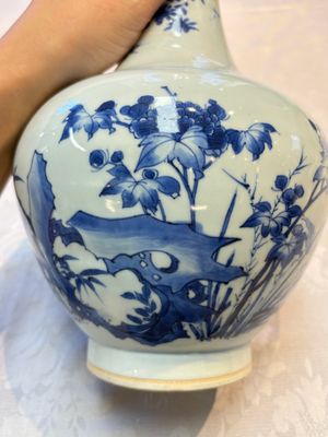 A rare Chinese blue and white 'Cat and Butterfly 耄耋' bottle vase, Transitional period — photo 11