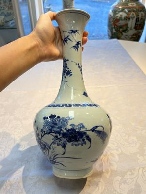 A rare Chinese blue and white 'Cat and Butterfly 耄耋' bottle vase, Transitional period — photo 2